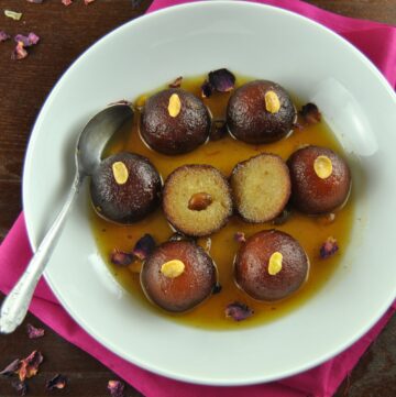 Gulab jamun (Indian syrupy donuts) Gulab Jamun