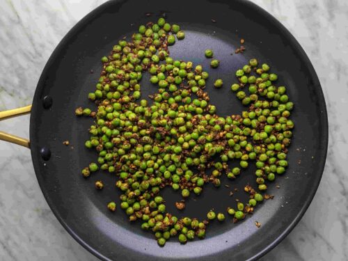 Cook peas in spices